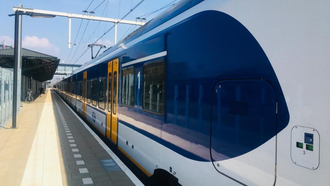 Een NS-sprinter staat te wachten op het perron